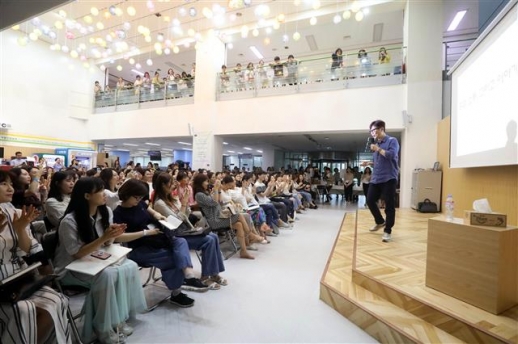 지난 6월 강남구청 1층 로비에서 열린 ‘북 콘서트’에서 김영하 작가가 구민들에게 어떻게 하면 공감 능력을 높이고 깊은 수준의 소통을 할 수 있는지를 강연하는 모습.