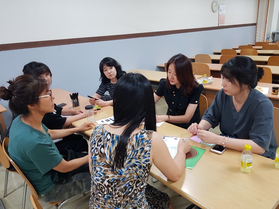 2020년 강남구 주민을 대상으로 신규 평생학습매니저를 모집한다. 기사를 읽고 고민하는 당신을 위해 선배 매니저들은 이렇게 말한다. ‘멋진 시간을 함께하며 성장합시다. 편한 마음으로 지금 도전해보세요’ 이들과 함께 활동하길 원한다면 청담평생학습관(☎02-2176-0652)으로 문의해보자.