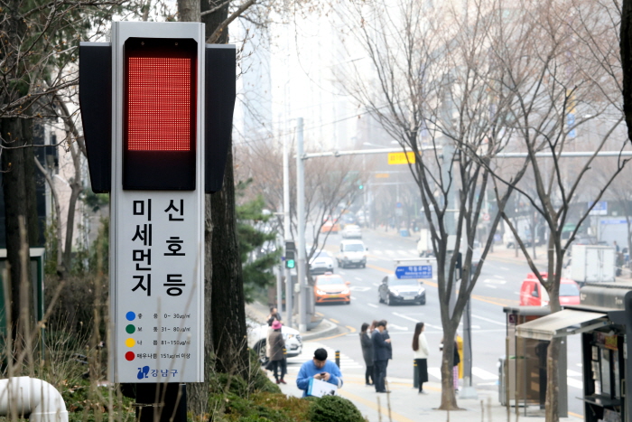 ‘기분 좋은 변화, 품격 있는 강남’을 실현 중인 강남구(구청장 정순균)가 이달부터 내년 3월까지 4개월 간 미세먼지 배출을 집중적으로 줄이는 미세먼지 시즌제를 운영한다. 미세먼지 시즌제는 미세먼지가 빈번히 발생하는 12~3월에 평상시보다 강력한 감축 정책을 추진, 기저농도(base)를 낮춤으로써 고농도 발생빈도와 강도를 줄이는 집중관리 대책을 말한다. 먼저, 교통분야에서 시내 모든 행정·공공기관의 관용차량과 근무자 차량을 대상으로 ‘차량 2부제’를 시행한다. 또 배출가스 5등급 차량의 경우 시가 운영하는 주차장에서 주차요금을 50% 더 내게하고, 사대문 안 도심 운행을 상시 제한했다. 난방 부문에서는 에너지 절감을 유도하기 위해 '에코마일리지 특별포인트'를 도입했으며 에너지다소비 대형건물에 대해 겨울철 적정 난방온도를 유지하도록 집중 관리하기로 했다. 특히 구는 ‘미세먼지 집중관리구역’인 영동대로(삼성역~영동대교남단, 2.0km)와 테헤란로(강남역~삼성역, 3.8km)를 대상으로 발생하는 비산 및 재비산 먼지를 집중 청소한다는 방침이다. 1일 2회 이상 도로청소를 실시하고 청소차 일일 작업구간도 50㎞에서 60㎞로 확대한다. 아울러 건강취약계층 및 다중이용시설 16개소의 실내 공기질 적정수준 유지를 위해 환기 설비 적정 가동 여부에 대해 특별 점검을 실시한다. 이 밖에도 시즌제 효과를 높이기 위해 소규모 대기배출사업장 방지시설 설치 지원을 비롯해 △친환경보일러 집중 보급 △음식점 악취·미세먼지 저감 시설 설치 지원 등을 적극 홍보하고 유도할 방침이다. 한편 강남구는 ‘필(必)환경도시’ 실현을 위해 전국 지자체 최초로 지하 650m 보행구간에 마음껏 숨 쉴 수 있는 ‘미세먼지 프리존(Free Zone)’과 도로변 미세먼지를 잡는 셸터를 설치해 관심을 모았다. 또한 올해 국·공립 어린이집 144개소에 대기정보 알리미를 설치했으며, 내년에도 취약계층 이용시설 등 81개소에 추가로 설치한다. 내년초에는 150개소의 미세먼지 측정기를 환경부 인증제품으로 전량 교체하며, 측정된 데이터는 ‘더강남’ 앱을 통해 제공한다. 실시간 데이터를 바탕으로 미세먼지 오염도가 높은 도로변을 집중 관리하고, 누구든 모바일로 내 집 앞 공기질 상태를 파악할 수 있도록 하고 있다.