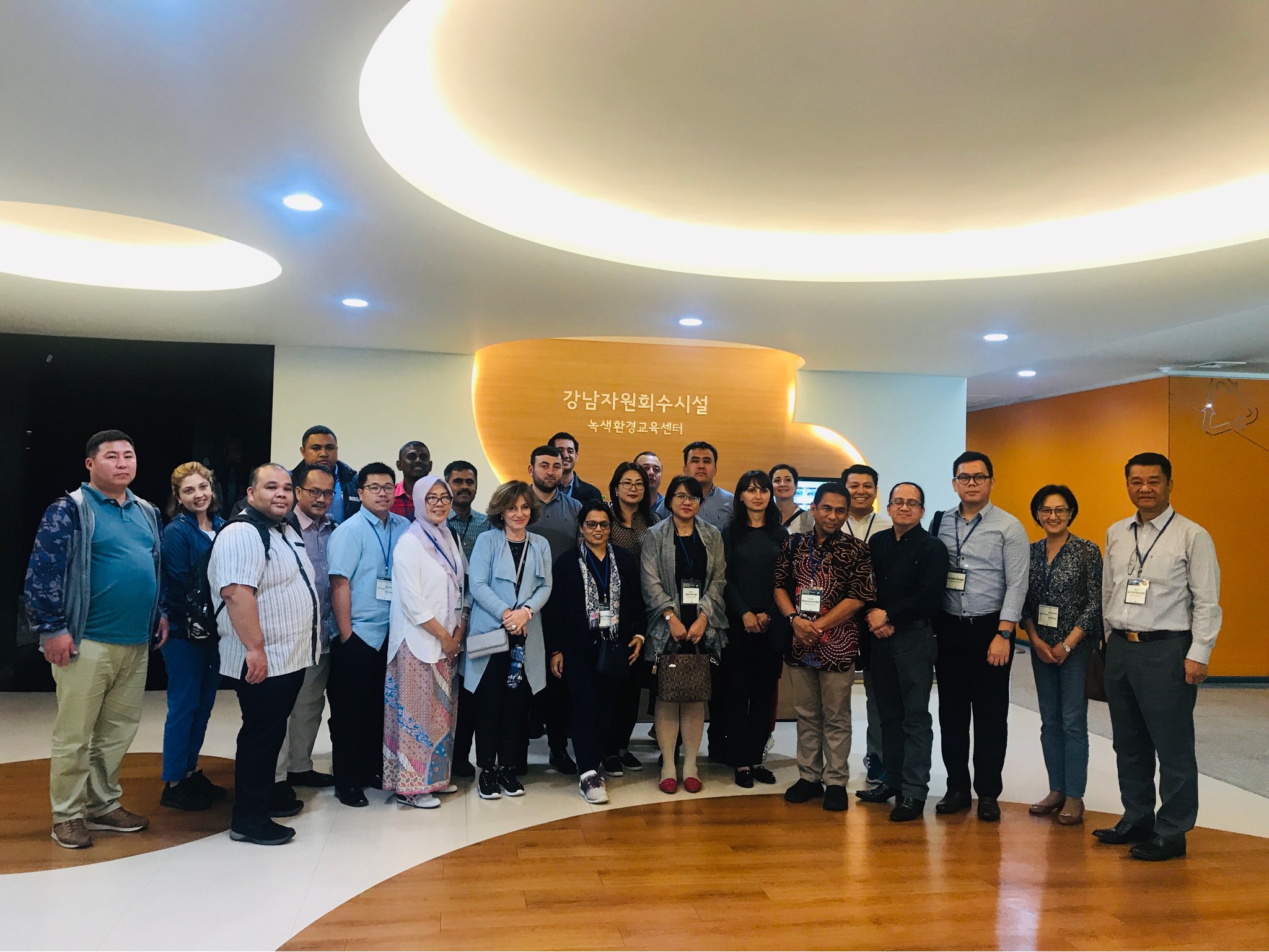 강남구(구청장 정순균) 자원회수시설이 환경부가 주관하는 2019년도 폐기물처리사업 및 폐기물처리시설 설치·운영실태 평가’에서 최우수시설로 선정됐다. 강남자원회수시설은 소각열을 난방공사에 판매해 연간 약 112억 원의 수익을 올린 점을 인정받았다. 바닥재 발생량의 23% 재활용(7230톤/년)해 매립량을 감소시킨 부분과 환경오염물질 배출현황 제공, 게시로 주요 환경 정보를 전달할 수 있도록 한 부분도 포함됐다. 환경부는 최근 강남자원회수시설 등 지자체가 운영하는 전국 666곳 공공폐기물처리 시설을 대상으로 운영실적을 평가했다. 올해로 시행 5년 차를 맞이한 ‘폐기물처리시설 운영실태 평가’는 폐기물 처리방법에 따라 6개 분야(소각열 회수율, 매립자원 회수, 생활자원 회수, 가연성폐기물 연료화, 음식물 처리, 바이오가스화)로 구분한다. 이중 시설운영 실적, 폐자원에너지 생산율, 환경오염물질 배출 저감 실적, 환경정보 제공, 주민 편익 창출 등 34개 지표를 기준으로 평가한다.