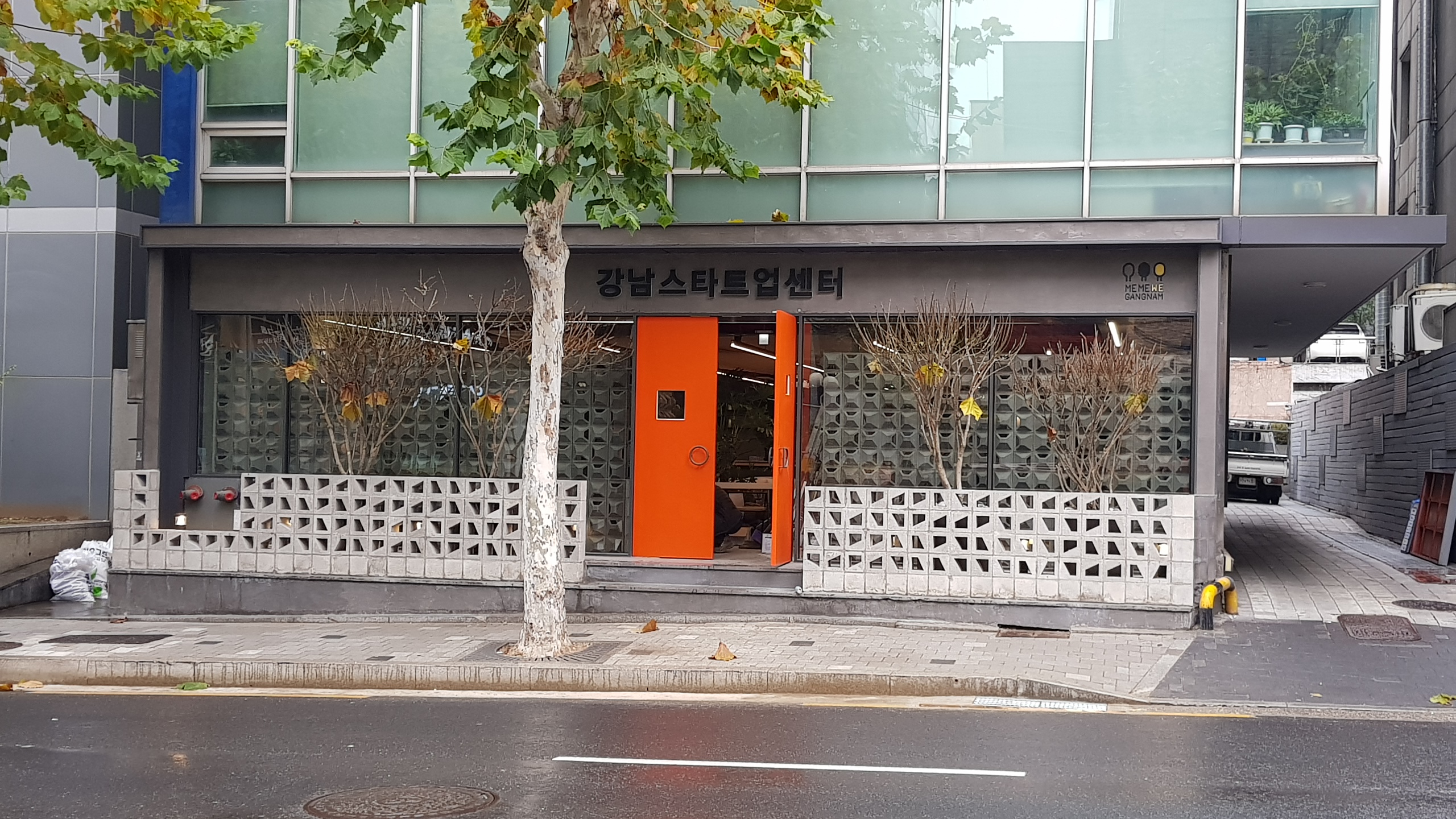    ‘기분 좋은 변화, 품격 있는 강남’으로 도약중인 강남구(구청장 정순균)가 오는 12일 역삼동(역삼로 177)에 스타트업 생태계 발전 및 청년 일자리 창출을 위한 ‘강남스타트업센터’를 개관한다.    주요 민간·공공 창업지원센터가 밀집된 ‘창업가 거리’(역삼로)에 자리하는 강남스타트업센터는 면적 1051.23㎡의 4층 규모로, 네트워킹공간·창업공간·강연실 등으로 구성된다. 이날 오후 3시 진행될 개관식에는 정순균 구청장을 비롯해 국회의원·시(구)의원·창업지원센터 대표 등이 참석한다.    센터는 모집을 통해 선정된 60명의 청년에게 창업·업무공간을 제공한다. 아울러 입주기업과 팁스타운(중소기업청), 마루180(아산나눔재단), D.CAMP(은행권청년창업재단) 등 창업전문기관 간 네트워크 형성, 역량강화 교육 및 멘토링 등의 프로그램으로 초기 창업기업이 겪는 어려움을 해소하고 성장할 수 있도록 지원한다.    이용달 일자리정책과장은 “역삼로 일대는 수많은 벤처기업이 모여드는 스타트업 생태계 발전의 허브”라며 “센터를 통해 잠재력을 가진 신규기업을 적극 지원해 양질의 일자리를 창출하고, 한국의 실리콘밸리로 육성하겠다”고 강조했다.