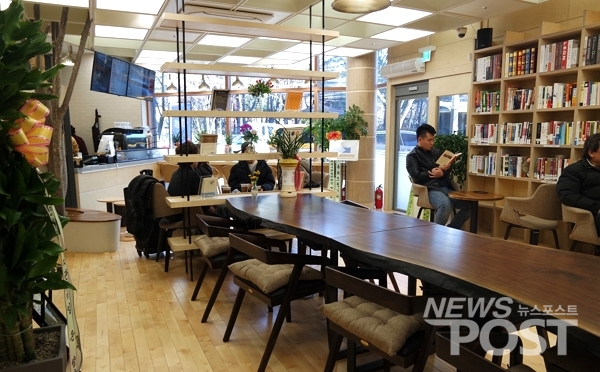 서울 강남구에서 기존의 경로당이나 노인복지관과 차별화한 어르신들의 공간인 ‘강남70+라운지’가 새로 열렸다. 지역 어르신들을 대상으로 문화와 교육, 휴식 등이 한 번에 제공되는 이곳에 어르신들 발길이 이어지고 있다.