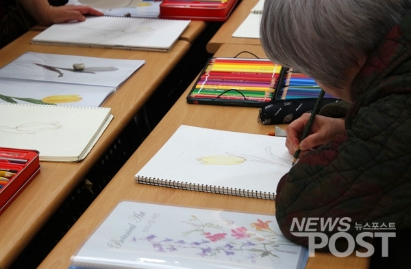 어르신 대상 미술 수업 한창 출처 : 뉴스포스트(http://www.newspost.kr)