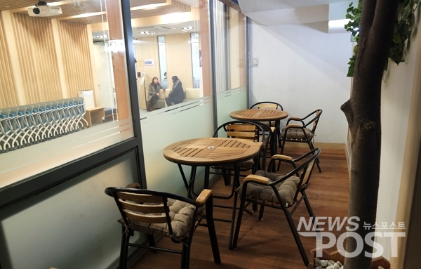 서울 강남구에서 기존의 경로당이나 노인복지관과 차별화한 어르신들의 공간인 ‘강남70+라운지’가 새로 열렸다. 지역 어르신들을 대상으로 문화와 교육, 휴식 등이 한 번에 제공되는 이곳에 어르신들 발길이 이어지고 있다.
