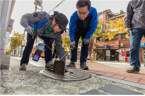 서울시설공단 조성일 이사장(사진 가운데)을 비롯한 관계자들이 상수도 시설 현장점검을 진행하고 있다.