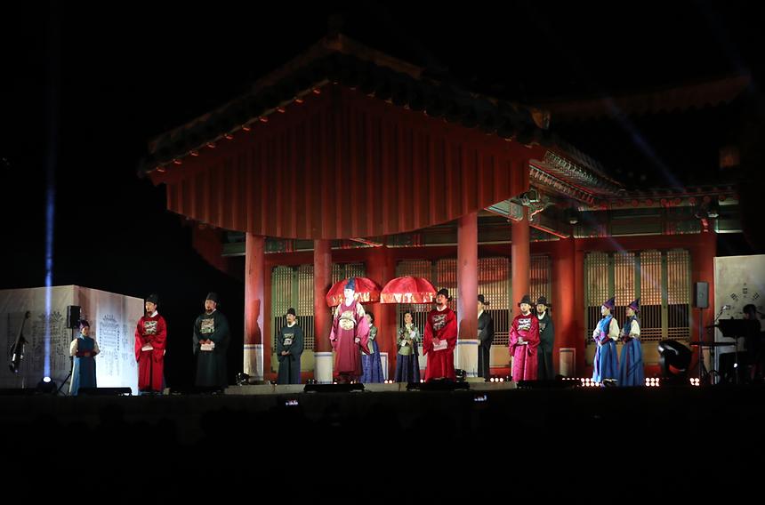 지난해 강남구에 위치한 선정릉을 찾은 관람객이 38만2000여명에 달하는 것으로 조사됐다. 문화재청 궁능유적본부가 지난해 4대 궁과 종묘, 조선왕릉을 찾은 관람객을 조사한 결과 이 같이 나타났다. 궁능유적본부는 작년 경복궁·창덕궁·창경궁·덕수궁과 종묘, 조선왕릉 관람객이 2018년보다 17.8% 증가한 1338만6705명으로 기존 최다였던 2016년 1304만4458명을 넘어섰다고 전했다. 특히 고궁·종묘·조선왕릉을 돌아본 외국인은 257만2000여명으로, 전년과 비교해 21.2% 늘었다. 중국어권 관람객이 100.4% 증가했고, 동남아시아권 관람객도 18.8% 늘어난 것으로 조사됐다. 이 가운데 선정릉은 38만2000여명, 고양 서오릉은 33만3000여명, 화성 융건릉은 32만7000여명이 관람한 것으로 나타났다. 시기별로 분석하면 10월에 169만3000여명이 방문해 최고점을 찍었다. 강남구는 지난해 10월 3,4일 선릉 정자각에서 2019 강남페스티벌의 ‘BIG 10’ 프로그램 중 하나인 ‘성종, 왕의노래-악학궤범’ 야외뮤지컬을 개최한 바 있다. 조선왕릉 최초의 야외뮤지컬로 큰 화제를 불러일으켰다. 이와 관련, 문화재청 정재숙 청장은 기고문을 통해“사람 숨길이 차단된 문화유산이 오히려 삭아 망가지고, 손때 묻은 문화재가 더 반들반들 수명이 길어지는 경우를 본다”면서 “성종이 이미 갈파했듯 사람이 어우러지는 문화가 우리를 제대로 살게 한다. 활용이 보존의 한 방법일 수 있다”고 평가하기도 했다.