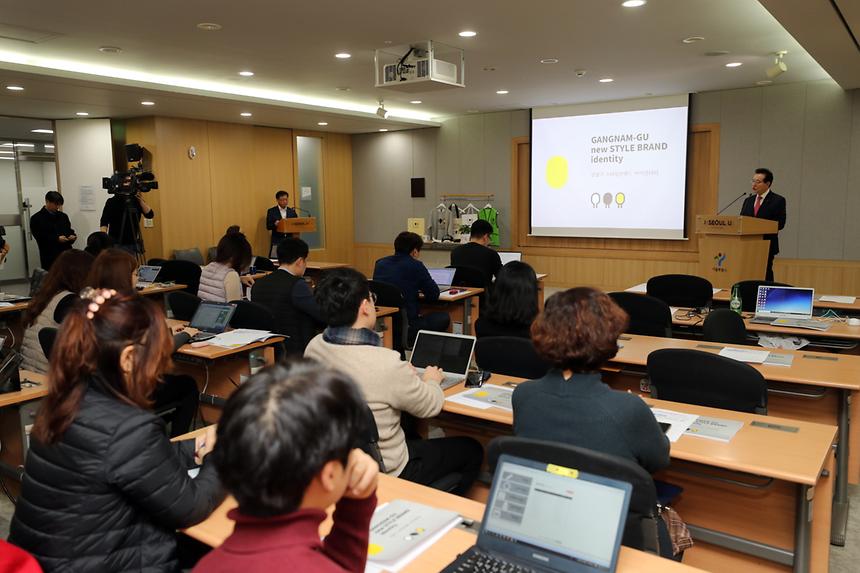 정순균 강남구청장은 7일 “‘미미위 강남’ 스타일브랜드를 통해 경쟁력 있는 글로벌 도시를 만들겠다”고 밝혔다.  정순균 구청장은 이날 서울시청에서 열린 ‘강남구 스타일브랜드 미미위 강남 발표회’에서 “뉴욕의 ‘I♡NY’나 암스테르담의 ‘I am sterdam’을 뛰어 넘는 브랜드를 만들겠다”며 이 같이 말했다.  스타일브랜드는 도시 고유의 매력과 정체성을 간결하고 함축적으로 표현한 도시 브랜드다. 강남구의 스타일브랜드 ‘미미위 강남’은 ‘나(ME), 너(ME), 우리(WE)가 함께하고, 배려하고, 존중하는 품격강남’이란 뜻이다. 특히 ‘당신은 또 다른 나’라는 점을 강조하기 위해 ‘너’를 ‘ME’로 표현했다.  정 구청장은 “지금의 ‘강남’은 싸이의 ‘강남스타일’에 담겨진 의미가 강하다. 다만 우리가 지향하는 가치, 강남의 정체성까지 담긴 브랜드가 필요하다고 생각해 새롭게 ‘미미위 강남’을 도입했다”고 설명했다.  ‘미미위 강남’ 스타일브랜드 콘셉트는 강남의 첫글자 ‘ㄱ’, ‘ㄴ’을 디자인 모티브로 조형화했다. 다양한 사람들의 창의적이며 확장성 있는 공간과 세상을 여는 창(프레임)을 의미하는 강남의 이미지를 형상한 것이다. 스타일캐릭터는 다양한 사람들의 모습과 나무, 숲이 연상되도록 비구상적인 조형으로 형상화했다.   직접 브랜드를 제작한 안병진 동서대학교 교수는 “해외 대표 브랜드들도 점차 사용자·수요자 중심으로 옮겨가는 추세”라며 “‘미미위 강남’도 나보다 남을 배려하는 공동체 가치가 포함됐다”고 말했다.  구는 ‘미미위 강남’을 버스정류장. 공사장 가림막 등 공공시설물부터 옥외 조형물, 공원, 주요거리, 주민이용시설, 티셔츠, 모자, 머그컵, 에코백 같은 상품에 이르기까지 다양한 분야에 사용할 예정이다.  함께 제작에 참여한 이현성 홍익대학교 교수는 “구민과 주민의 생활편의, 안전 등의 부분에서 먼저 활용될 수 있도록 할 것”이라며 “유명 커피숍 등과 콜라보 개념으로도 활용될 수 있도록 검토하고 있다”고 밝혔다.  마지막으로 정순균 구청장은 “1등 도시 강남이 우리나라 '맏형도시'답게 베풀고 나누는 따뜻한 도시로 거듭나야 한다”며 “‘미미위 강남’을 통해 강남을 새롭게 이미지메이킹하고, 이웃과 어울려 사는 지역공동체로 태어날 수 있도록 하겠다”고 덧붙였다.