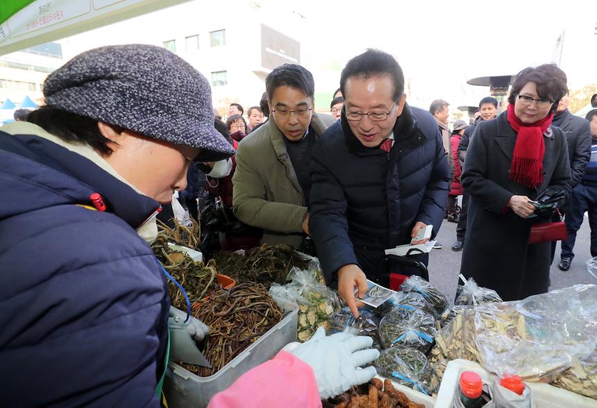 직거래 장터에서는 송편 무료 시식회를 비롯해 3만원 이상 구매고객 2019명을 대상으로 쌀 500g 증정 이벤트가 마련됐다.