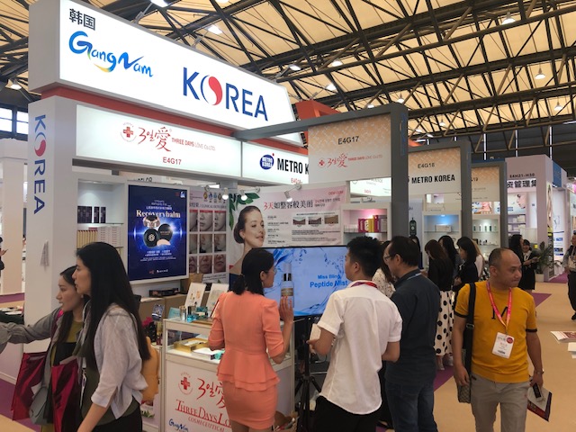‘기분 좋은 변화, 품격 있는 강남’을 구현 중인 강남구(구청장 정순균)가 중소벤처기업진흥공단과 함께 5월 중국 상하이에서 열리는 미용박람회 참가기업을 모집한다. 모집기간은 이달 31일까지이며 강남구 소재 화장품 및 미용용품 관련 중소기업은 신청가능하다. 상하이 미용박람회는 아시아 최대 규모를 자랑하며 5월 19일부터 21일까지 상하이 신국제전람센터에서 열린다. 주요 전시 품목은 스킨케어 및 메이크업 제품, 네일케어, 향수, 뷰티살롱제품, 미용용품 등이다. 지난해 40개국 3600여개 기업이 참가하고 52만명이 참관했다. 참가기업으로 선정되면 ▲부스임차료(기업당 1개 부스, 9㎡ 한도) ▲부스 기본장치비 70% 내외 ▲편도 운송비(1CBM 기준) 100% ▲통역비(1개사 1인) 100% 등이 지원된다. 참가희망 기업은 중진공 홈페이지(http://www.kosmes.or.kr)를 통해 온라인 신청할 수 있다. 강남구청 지역경제과(☎02-3423-5502) 또는 중진공 서울지역본부(02-2106-7422~3)에 문의하면 된다.