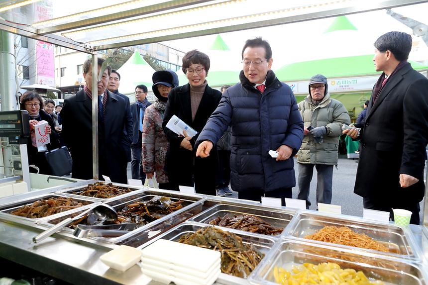 직거래 장터에서는 송편 무료 시식회를 비롯해 3만원 이상 구매고객 2019명을 대상으로 쌀 500g 증정 이벤트가 마련됐다.