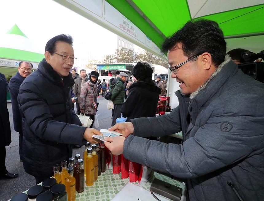 직거래 장터에서는 송편 무료 시식회를 비롯해 3만원 이상 구매고객 2019명을 대상으로 쌀 500g 증정 이벤트가 마련됐다.