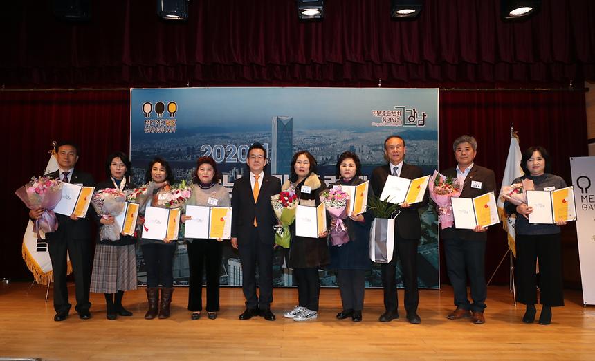 정순균 강남구청장은 21일 “강남을 글로벌도시로 만들어 1000만 관광객 시대를 여는 것이 목표“라고 밝혔다.  정 구청장은 이날 오후 세곡문화센터 3층 강당에서 일원본·수서·세곡동 주민들을 대상으로 진행한 2020 예산보고회 자리에서 “스타일 브랜드 ‘미미위 강남’을 통해 전 세계에 강남을 알려나갈 것“라며 이같이 말했다.   이어 정 구청장은 “강남은 제2의 도약을 앞두고 있다. 이제는 중국 푸둥, 파리 16구 등의 세계 도시처럼 글로벌도시로 만들고 더 많은 관광객을 유치해야 한다”며 “미미위 강남을 통해 함께하고 배려하고 존중하는 품격강남을 만들고 구민들이 강남에 사는 것만으로도 자랑스러워야 한다”고 강조했다. 또 세곡동사거리를 포함 강남구 내 주요 위치에 미미위 강남 조형물을 세울 것이라고도 덧붙였다.   그러면서 정 구청장은 “강남을 대표하는 기념품이 없었는데, 미미위 강남을 새긴 머그컵이나 에코백 등을 제작해 관광객들이 구입할 수 있도록 할 것”이라며 “그 수익금으로 어려운 분들을 돕는데 쓰겠다”고 설명했다.  이 외에도 지난해 8월부터 싱가포르에 있는 채널뉴스아시아(CNA)를 통해 매주 강남홍보 방송 ‘강남인사이더스 픽스’가 중국을 비롯해 호주, 아랍국가 등 아시아권 8000만 가구 시청자에게 방영 중인 데 대해 “1000만 관광객을 늘리기 위해선 강남의 새로운 모습을 홍보할 필요가 있다”고 말했다.   정 구청장은 “가수 싸이의 강남스타일 노래만으로 세계 속으로 강남을 알리기엔 부족하다”면서 “해외홍보 방송을 통해  구민의 삶과 세곡천이나 양재천 등 강남의 구석구석이 전 세계 사람들에게 알려지고 새롭게 인식하는 계기가 될 것”이라고 전했다.   여섯 번째로 진행된 이날 예산보고회는 주민 400여명이 몰리며 큰 관심을 받았다. 정 구청장의 예산사업 설명 사이마다 박수가 쏟아져나왔다. 