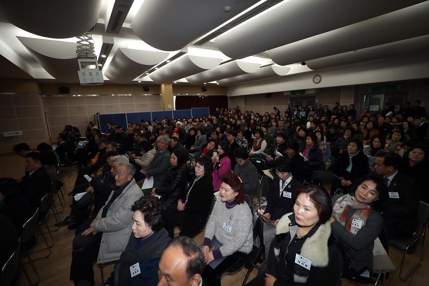 정순균 강남구청장은 21일 “강남을 글로벌도시로 만들어 1000만 관광객 시대를 여는 것이 목표“라고 밝혔다.  정 구청장은 이날 오후 세곡문화센터 3층 강당에서 일원본·수서·세곡동 주민들을 대상으로 진행한 2020 예산보고회 자리에서 “스타일 브랜드 ‘미미위 강남’을 통해 전 세계에 강남을 알려나갈 것“라며 이같이 말했다.   이어 정 구청장은 “강남은 제2의 도약을 앞두고 있다. 이제는 중국 푸둥, 파리 16구 등의 세계 도시처럼 글로벌도시로 만들고 더 많은 관광객을 유치해야 한다”며 “미미위 강남을 통해 함께하고 배려하고 존중하는 품격강남을 만들고 구민들이 강남에 사는 것만으로도 자랑스러워야 한다”고 강조했다. 또 세곡동사거리를 포함 강남구 내 주요 위치에 미미위 강남 조형물을 세울 것이라고도 덧붙였다.   그러면서 정 구청장은 “강남을 대표하는 기념품이 없었는데, 미미위 강남을 새긴 머그컵이나 에코백 등을 제작해 관광객들이 구입할 수 있도록 할 것”이라며 “그 수익금으로 어려운 분들을 돕는데 쓰겠다”고 설명했다.  이 외에도 지난해 8월부터 싱가포르에 있는 채널뉴스아시아(CNA)를 통해 매주 강남홍보 방송 ‘강남인사이더스 픽스’가 중국을 비롯해 호주, 아랍국가 등 아시아권 8000만 가구 시청자에게 방영 중인 데 대해 “1000만 관광객을 늘리기 위해선 강남의 새로운 모습을 홍보할 필요가 있다”고 말했다.   정 구청장은 “가수 싸이의 강남스타일 노래만으로 세계 속으로 강남을 알리기엔 부족하다”면서 “해외홍보 방송을 통해  구민의 삶과 세곡천이나 양재천 등 강남의 구석구석이 전 세계 사람들에게 알려지고 새롭게 인식하는 계기가 될 것”이라고 전했다.   여섯 번째로 진행된 이날 예산보고회는 주민 400여명이 몰리며 큰 관심을 받았다. 정 구청장의 예산사업 설명 사이마다 박수가 쏟아져나왔다. 