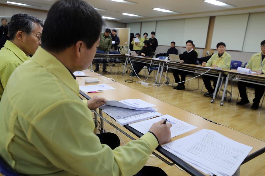 정순균 서울 강남구청장은 27일 오후 강남구 보건소에 마련된 구 현장대응대책반에서 긴급 브리핑을 열고 “밀접 접촉자 61명 중 관내 거주자 7명에 대해 14일간 능동감시를 하기로 했다”라며 “나머지 타 시ㆍ구 거주자 54명은 주소지 관할 보건소에 명단을 이첩했다”라고 밝혔다.