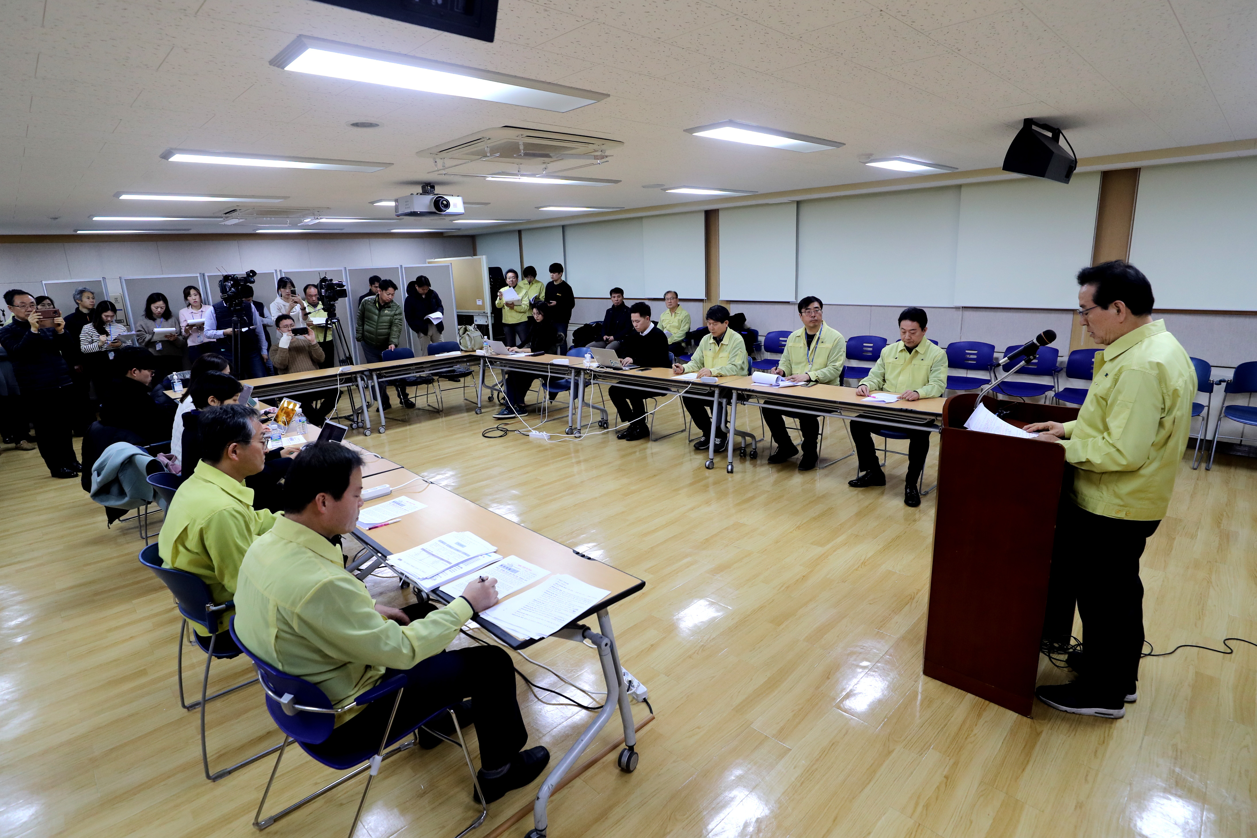   강남구(구청장 정순균)는 신종 코로나바이러스 감염증인 ‘우한 폐렴’의 국내 세 번째 확진자인 50대 남성이 20일 입국 이후 25일 격리 수용되기 전까지, 강남구 내 호텔 및 성형외과 등 11곳을 방문한 사실을 확인하고 비상대책반을 구성해 동선 확인을 통한 접촉자 파악 등 방역 소독 작업 등에 나섰다.