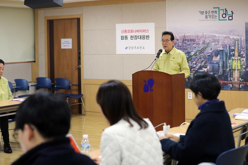 정순균 서울 강남구청장은 27일 오후 강남구 보건소에 마련된 구 현장대응대책반에서 긴급 브리핑을 열고 “밀접 접촉자 61명 중 관내 거주자 7명에 대해 14일간 능동감시를 하기로 했다”라며 “나머지 타 시ㆍ구 거주자 54명은 주소지 관할 보건소에 명단을 이첩했다”라고 밝혔다.