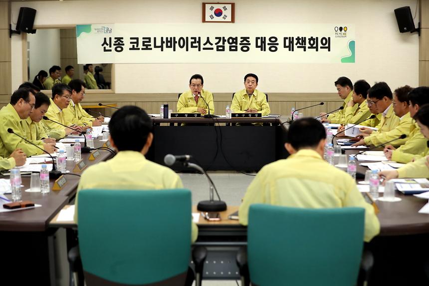 정순균 강남구청장은 30일 ‘신종 코로나바이러스 세 번째 확진자 이동경로’라는 내용의 관내 특정 상호가 담긴 가짜뉴스가 온라인으로 대량 유포된 것과 관련 “가짜뉴스 작성자와 유포자에 대한 수사를 강남경찰서에 의뢰했다”고 밝혔다.  정 구청장은 이날 오전 서울시청에서 브리핑을 갖고, “사회불안을 야기하는 허위정보 유포를 자제해 달라”며 이 같이 말했다.  확진자가 실제 방문하지 않았는데도 가짜뉴스에 이름이 등장해 피해를 본 업소는 임페리얼 펠리스서울 호텔, 그랜드성형외과, 신논현 다이소 등이다.   정 구청장은 “이런 허위정보가 유포되면 관광객 뿐만 아니라 주민들의 일상생활에도 심대한 타격이 오기 때문에 강경한 조치를 취하게 됐다”면서 “확진자가 방문한 업소라도 일단 방역 소독이 실시된 곳은 추가 감염 위험이 전혀 없으니 안심하고 방문해도 된다”고 설명했다.   아울러 “세 번째 확진자가 만난 접촉자들을 매일 모니터링해 오늘까지 이상이 없는 것을 확인했다”며 “관내 14개 방문 업소도 모두 소독해 감염 위험성이 없으며 코로나바이러스는 일반적으로 24∼48시간 내 자연 사멸한다”고 설명했다.   앞서 정 구청장은 같은 날 오전 구 간부들과 가진 비상대책회의에서도 “질병 자체에 대해선 철저히 대응하면서도 선의의 피해자나 업소가 없도록 해 달라”면서 “구민들이 불안하지 않도록 추가 접촉자 파악 등 관련 정보를 신속하고 정확하게 공개할 수 있도록 해야 한다”고 지시했다.   특히 역삼·논현동의 고시원에 중국인이나 교포가 거주하고 있는 것을 언급하면서 “불법체류자의 경우, 증상이 있다고 하더라도 탄로가 나 법적제재 받는 것이 두려워 숨어 끙끙 앓을 수 있다”며 취약시설의 일제 점검을 당부했다. 또 “중국인에 대한 혐오나 기피 분위기가 확산되지 않도록 품격 있고 성숙한 대응이 필요하다”고 덧붙였다.   이와 함께 관내 식품접객업소 및 급식소, 숙박업소 등을 직접 방문해 중국인 근로자 종사 여부와 최근 중국여행 이력, 투숙객 여부 등을 파악하도록 하고 위생관리 실태를 특별 점검하라고 주문했다. 정 구청장은 “문자메시지나 전화로 그치지 말고 특히 외국인 관광객이 많이 찾는 대형 업소를 선별해 직접 방문.계도할 수 있도록 해 달라”고 당부했다. 