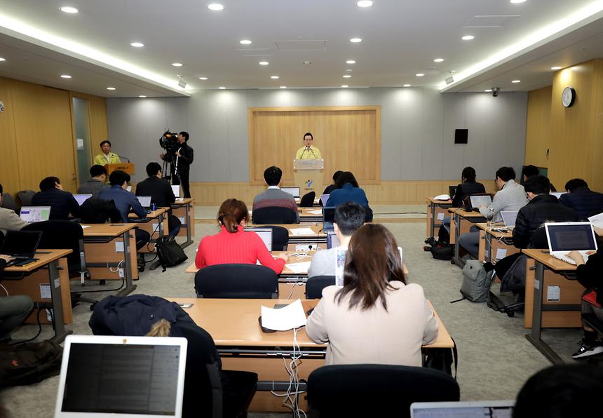 정순균 강남구청장은 30일 ‘신종 코로나바이러스 세 번째 확진자 이동경로’라는 내용의 관내 특정 상호가 담긴 가짜뉴스가 온라인으로 대량 유포된 것과 관련 “가짜뉴스 작성자와 유포자에 대한 수사를 강남경찰서에 의뢰했다”고 밝혔다.  정 구청장은 이날 오전 서울시청에서 브리핑을 갖고, “사회불안을 야기하는 허위정보 유포를 자제해 달라”며 이 같이 말했다.  확진자가 실제 방문하지 않았는데도 가짜뉴스에 이름이 등장해 피해를 본 업소는 임페리얼 펠리스서울 호텔, 그랜드성형외과, 신논현 다이소 등이다.   정 구청장은 “이런 허위정보가 유포되면 관광객 뿐만 아니라 주민들의 일상생활에도 심대한 타격이 오기 때문에 강경한 조치를 취하게 됐다”면서 “확진자가 방문한 업소라도 일단 방역 소독이 실시된 곳은 추가 감염 위험이 전혀 없으니 안심하고 방문해도 된다”고 설명했다.   아울러 “세 번째 확진자가 만난 접촉자들을 매일 모니터링해 오늘까지 이상이 없는 것을 확인했다”며 “관내 14개 방문 업소도 모두 소독해 감염 위험성이 없으며 코로나바이러스는 일반적으로 24∼48시간 내 자연 사멸한다”고 설명했다.   앞서 정 구청장은 같은 날 오전 구 간부들과 가진 비상대책회의에서도 “질병 자체에 대해선 철저히 대응하면서도 선의의 피해자나 업소가 없도록 해 달라”면서 “구민들이 불안하지 않도록 추가 접촉자 파악 등 관련 정보를 신속하고 정확하게 공개할 수 있도록 해야 한다”고 지시했다.   특히 역삼·논현동의 고시원에 중국인이나 교포가 거주하고 있는 것을 언급하면서 “불법체류자의 경우, 증상이 있다고 하더라도 탄로가 나 법적제재 받는 것이 두려워 숨어 끙끙 앓을 수 있다”며 취약시설의 일제 점검을 당부했다. 또 “중국인에 대한 혐오나 기피 분위기가 확산되지 않도록 품격 있고 성숙한 대응이 필요하다”고 덧붙였다.   이와 함께 관내 식품접객업소 및 급식소, 숙박업소 등을 직접 방문해 중국인 근로자 종사 여부와 최근 중국여행 이력, 투숙객 여부 등을 파악하도록 하고 위생관리 실태를 특별 점검하라고 주문했다. 정 구청장은 “문자메시지나 전화로 그치지 말고 특히 외국인 관광객이 많이 찾는 대형 업소를 선별해 직접 방문.계도할 수 있도록 해 달라”고 당부했다. 