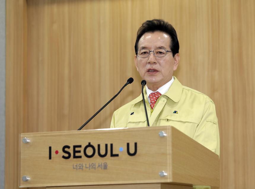 정순균 강남구청장은 30일 ‘신종 코로나바이러스 세 번째 확진자 이동경로’라는 내용의 관내 특정 상호가 담긴 가짜뉴스가 온라인으로 대량 유포된 것과 관련 “가짜뉴스 작성자와 유포자에 대한 수사를 강남경찰서에 의뢰했다”고 밝혔다. 정 구청장은 이날 오전 서울시청에서 브리핑을 갖고, “사회불안을 야기하는 허위정보 유포를 자제해 달라”며 이 같이 말했다. 확진자가 실제 방문하지 않았는데도 가짜뉴스에 이름이 등장해 피해를 본 업소는 임페리얼 펠리스서울 호텔, 그랜드성형외과, 신논현 다이소 등이다. 정 구청장은 “이런 허위정보가 유포되면 관광객 뿐만 아니라 주민들의 일상생활에도 심대한 타격이 오기 때문에 강경한 조치를 취하게 됐다”면서 “확진자가 방문한 업소라도 일단 방역 소독이 실시된 곳은 추가 감염 위험이 전혀 없으니 안심하고 방문해도 된다”고 설명했다. 아울러 “세 번째 확진자가 만난 접촉자들을 매일 모니터링해 오늘까지 이상이 없는 것을 확인했다”며 “관내 14개 방문 업소도 모두 소독해 감염 위험성이 없으며 코로나바이러스는 일반적으로 24∼48시간 내 자연 사멸한다”고 설명했다. 앞서 정 구청장은 같은 날 오전 구 간부들과 가진 비상대책회의에서도 “질병 자체에 대해선 철저히 대응하면서도 선의의 피해자나 업소가 없도록 해 달라”면서 “구민들이 불안하지 않도록 추가 접촉자 파악 등 관련 정보를 신속하고 정확하게 공개할 수 있도록 해야 한다”고 지시했다. 특히 역삼·논현동의 고시원에 중국인이나 교포가 거주하고 있는 것을 언급하면서 “불법체류자의 경우, 증상이 있다고 하더라도 탄로가 나 법적제재 받는 것이 두려워 숨어 끙끙 앓을 수 있다”며 취약시설의 일제 점검을 당부했다. 또 “중국인에 대한 혐오나 기피 분위기가 확산되지 않도록 품격 있고 성숙한 대응이 필요하다”고 덧붙였다. 이와 함께 관내 식품접객업소 및 급식소, 숙박업소 등을 직접 방문해 중국인 근로자 종사 여부와 최근 중국여행 이력, 투숙객 여부 등을 파악하도록 하고 위생관리 실태를 특별 점검하라고 주문했다. 정 구청장은 “문자메시지나 전화로 그치지 말고 특히 외국인 관광객이 많이 찾는 대형 업소를 선별해 직접 방문.계도할 수 있도록 해 달라”고 당부했다.