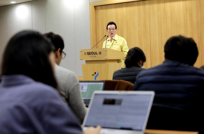 정순균 강남구청장은 30일 ‘신종 코로나바이러스 세 번째 확진자 이동경로’라는 내용의 관내 특정 상호가 담긴 가짜뉴스가 온라인으로 대량 유포된 것과 관련 “가짜뉴스 작성자와 유포자에 대한 수사를 강남경찰서에 의뢰했다”고 밝혔다.  정 구청장은 이날 오전 서울시청에서 브리핑을 갖고, “사회불안을 야기하는 허위정보 유포를 자제해 달라”며 이 같이 말했다.  확진자가 실제 방문하지 않았는데도 가짜뉴스에 이름이 등장해 피해를 본 업소는 임페리얼 펠리스서울 호텔, 그랜드성형외과, 신논현 다이소 등이다.   정 구청장은 “이런 허위정보가 유포되면 관광객 뿐만 아니라 주민들의 일상생활에도 심대한 타격이 오기 때문에 강경한 조치를 취하게 됐다”면서 “확진자가 방문한 업소라도 일단 방역 소독이 실시된 곳은 추가 감염 위험이 전혀 없으니 안심하고 방문해도 된다”고 설명했다.   아울러 “세 번째 확진자가 만난 접촉자들을 매일 모니터링해 오늘까지 이상이 없는 것을 확인했다”며 “관내 14개 방문 업소도 모두 소독해 감염 위험성이 없으며 코로나바이러스는 일반적으로 24∼48시간 내 자연 사멸한다”고 설명했다.   앞서 정 구청장은 같은 날 오전 구 간부들과 가진 비상대책회의에서도 “질병 자체에 대해선 철저히 대응하면서도 선의의 피해자나 업소가 없도록 해 달라”면서 “구민들이 불안하지 않도록 추가 접촉자 파악 등 관련 정보를 신속하고 정확하게 공개할 수 있도록 해야 한다”고 지시했다.   특히 역삼·논현동의 고시원에 중국인이나 교포가 거주하고 있는 것을 언급하면서 “불법체류자의 경우, 증상이 있다고 하더라도 탄로가 나 법적제재 받는 것이 두려워 숨어 끙끙 앓을 수 있다”며 취약시설의 일제 점검을 당부했다. 또 “중국인에 대한 혐오나 기피 분위기가 확산되지 않도록 품격 있고 성숙한 대응이 필요하다”고 덧붙였다.   이와 함께 관내 식품접객업소 및 급식소, 숙박업소 등을 직접 방문해 중국인 근로자 종사 여부와 최근 중국여행 이력, 투숙객 여부 등을 파악하도록 하고 위생관리 실태를 특별 점검하라고 주문했다. 정 구청장은 “문자메시지나 전화로 그치지 말고 특히 외국인 관광객이 많이 찾는 대형 업소를 선별해 직접 방문.계도할 수 있도록 해 달라”고 당부했다. 