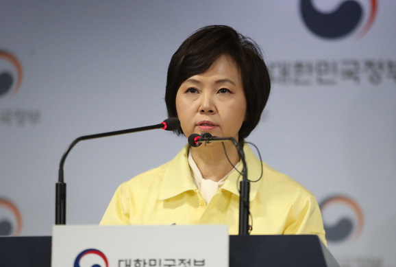 이의경 식품의약품안전처장이 2일 오후 서울 종로구 정부서울청사 브리핑룸에서 신종 코로나바이러스 감염증(우한폐렴) 관련 확대 중앙사고수습본부 회의 결과를 발표하고 있다.