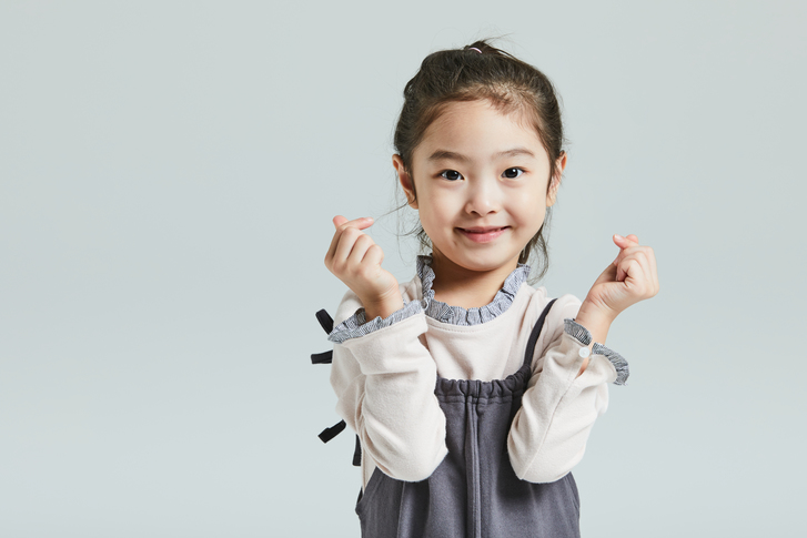 강남구(구청장 정순균)가 지난해 관내 거주하고 있는 18세 미만 아동과 부모, 관계자 등 1600여명을 대상으로 아동종합실태조사를 추진한 결과, 아동과 학부모 모두 학업 부담으로부터 벗어나 행복감 제고를 위한 방안이 필요한 것으로 나타났다. 구가 지난해 9월 20일부터 10월 10일까지 유니세프 아동친화도시 조성사업의 일환으로 18세 미만 아동 8만4623명 중 표본 추출한 1000여명과 보호자, 아동관계자 600여명 등을 대상으로 실태조사를 실시한 결과 이 같이 조사됐다. 조사 내용은 ▲놀이와 여가 ▲참여와 시민권 ▲안전과 보호 ▲보건과 사회서비스 ▲교육환경 ▲가정생활환경 등 6가지 일상에 대한 아동의 욕구다. 눈에 띄는 점은 강남구 내 놀이시설과 장소 등은 잘 형성돼 있으나 장애아동의 이용편의성은 낮은 것으로 조사됐다. 또 인터넷 등 각종 매체를 통한 지역사회 정보 접근성을 높았지만 아동과 부모, 전문가 등이 지역사회에서 참여할 기회는 낮다고 평가됐다. 이와 함께 약물에 대한 안정성, 건강검진·(응급)진료, 예방접종 등 사회보건서비스와 출생신고 편의성은 높았으나 지역사회 돌봄 자원 및 정신건강 서비스는 낮은 것으로 나타났다. 아울러 지역사회, 삶의 질, 행복감에 대한 만족도는 초등학생>중학생>고등학생>학교(가정) 밖, 취약계층 아동 순으로 나타났다. 이와 관련, 전문가들은 연령이 높아질수록 전반적인 만족도가 낮아지고 있어 중고등학생을 비롯해 취약계층 아동에 대한 관심이 필요하다고 진단했다.