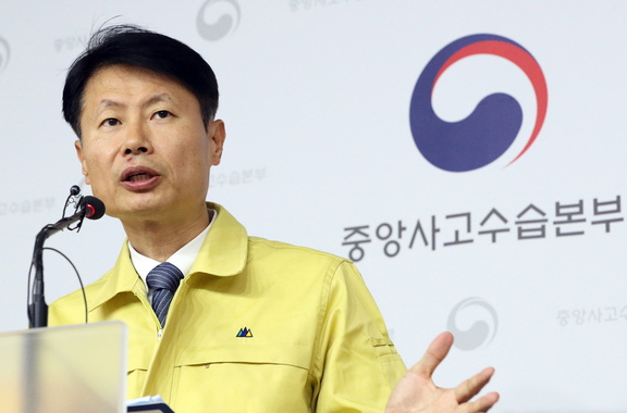 김강립 중앙사고수습본부 부본부장이 3일 오전 정부세종청사에서 신종 코로나바이러스 감염증(우한 폐렴) 대응 현황과 후속조치, 보완계획 등을 브리핑 하고 있다.