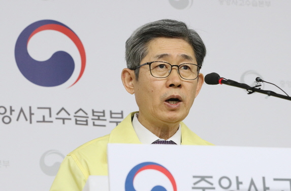 노홍인 신종 코로나바이러스 감염증(우한 폐렴) 중앙사고수습본부 총괄책임관이 7일 오전 정부세종청사에서 진단검사비 지원확대 등 일일 상황점검회의 결과를 브리핑 하고 있다.