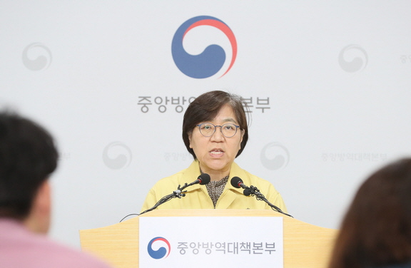정은경 중앙방역대책본부장(질병관리본부장)이 14일 오후 충북 청주 질병관리본부에서 신종 코로나바이러스 감염증(코로나19) 국내 발생 현황에 대해 브리핑하고 있다