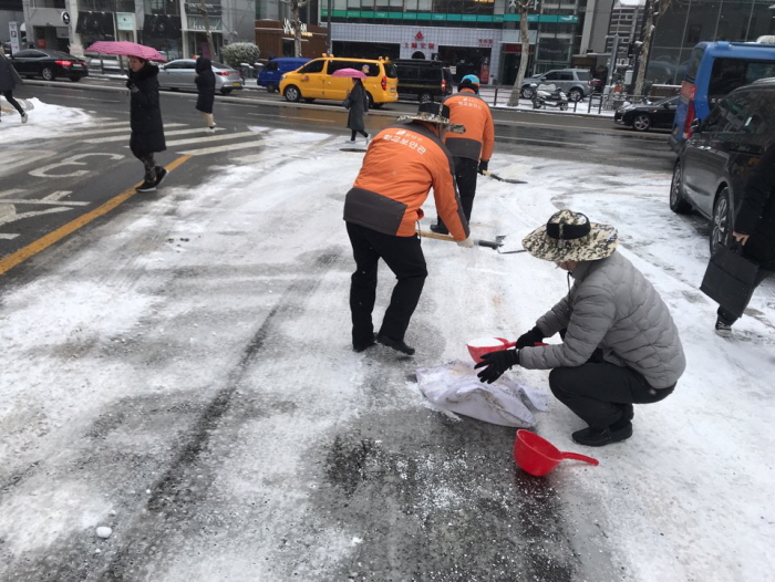 청담동주민센터 전 직원이 주민안전을 위해 발 빠른 제설작업에 나섰다.