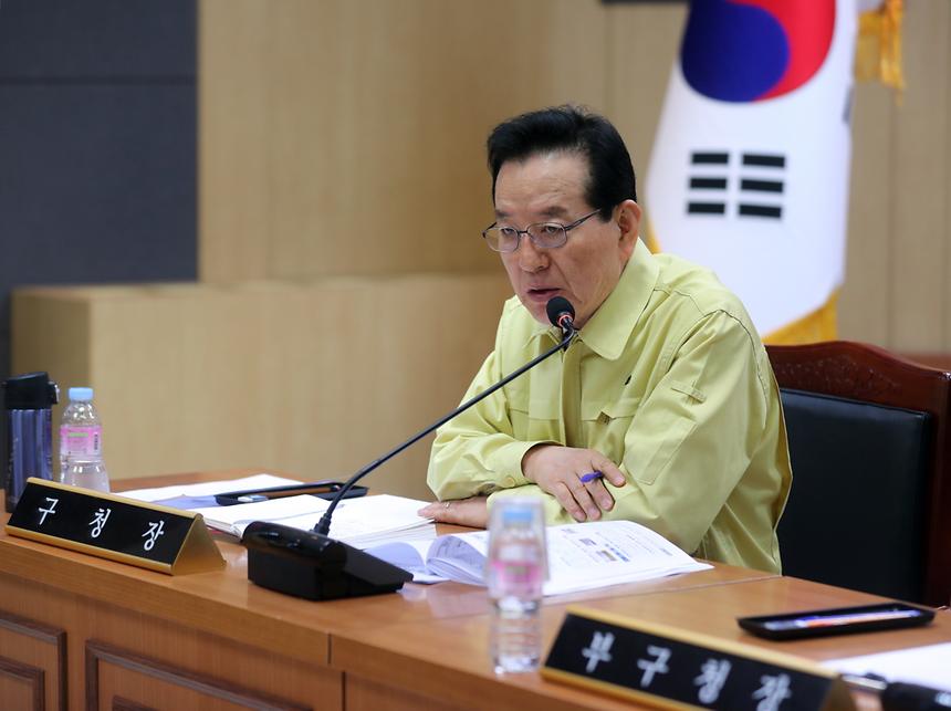 정순균 “선제적 대응으로 지역사회 감염 확산 최소화해야” 정순균 강남구청장은 19일 코로나19의 감염 경로를 확인할 수 없는 환자가 잇따라 나오면서 지역사회 감염에 대한 우려가 나오고 있는 것과 관련, “빈틈없는 선제적 대응으로 지역주민에 대한 관리를 철저히 해야 한다”고 강조했다. 정 구청장은 이날 오전 본청 큰회의실에서 구 간부들과 가진 재난안전대책회의에서 “지금까지의 대응체계가 외부 방문객을 차단하는 것에 주력했다면, 이제는 내국인 및 지역 주민들에 대한 관리로 지역사회 확산을 최소화해야 한다”며 이같이 말했다. 이어 “우리의 1차 목표는 신속한 대응을 통해 지역주민 확진자가 없도록 하는 것이고, 2차 목표는 만약 주민이나 방문객 확진자가 발생했을 경우 지역사회 감염 확산을 최소화하는 것”이라며 관내 자가격리 대상자와 능동감시자에 대한 보다 체계적인 관리를 요청했다. 또 어린이집, 노인요양시설, 병원, 산후조리원 등 취약계층이 이용하는 다중이용시설에 대해 현장점검을 재차 주문하고 숙박업소와 식당 등을 대상으로 예방수칙을 철저히 지킬 수 있도록 집중 홍보를 지시했다. 이와 함께 주민들의 접촉이 많은 엘리베이터 및 에스컬레이터, 쉼터 등에 방역 소독이 이뤄질 수 있도록 조치해달라고 당부했다. 아울러 정 구청장은 구 간부들에게 “끝까지 긴장의 끈을 놓지 않고 방역에 만전을 기해달라”고 강조했다. 한편, 강남구는 지난 1월 설 연휴기간 중 정순균 구청장을 본부장으로 하는 재난안전대책본부를 꾸리고 질병관리본부·서울시 등 관계기관과 24시간 유기적인 대응체계를 구축해 코로나19 확산 저지에 총력을 기울이고 있다. 이 밖에도 관내 주요시설 방역 실시 및 마스크 착용·예방행동수칙 등을 홍보했으며, 관내 특정업소 상호가 담긴 ‘가짜뉴스’ 작성자 및 유포자를 수사 의뢰하는 등 신속한 대응으로 주목을 받았다.