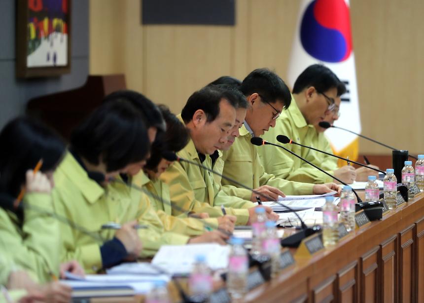 정순균 “선제적 대응으로 지역사회 감염 확산 최소화해야” 정순균 강남구청장은 19일 코로나19의 감염 경로를 확인할 수 없는 환자가 잇따라 나오면서 지역사회 감염에 대한 우려가 나오고 있는 것과 관련, “빈틈없는 선제적 대응으로 지역주민에 대한 관리를 철저히 해야 한다”고 강조했다. 정 구청장은 이날 오전 본청 큰회의실에서 구 간부들과 가진 재난안전대책회의에서 “지금까지의 대응체계가 외부 방문객을 차단하는 것에 주력했다면, 이제는 내국인 및 지역 주민들에 대한 관리로 지역사회 확산을 최소화해야 한다”며 이같이 말했다. 이어 “우리의 1차 목표는 신속한 대응을 통해 지역주민 확진자가 없도록 하는 것이고, 2차 목표는 만약 주민이나 방문객 확진자가 발생했을 경우 지역사회 감염 확산을 최소화하는 것”이라며 관내 자가격리 대상자와 능동감시자에 대한 보다 체계적인 관리를 요청했다. 또 어린이집, 노인요양시설, 병원, 산후조리원 등 취약계층이 이용하는 다중이용시설에 대해 현장점검을 재차 주문하고 숙박업소와 식당 등을 대상으로 예방수칙을 철저히 지킬 수 있도록 집중 홍보를 지시했다. 이와 함께 주민들의 접촉이 많은 엘리베이터 및 에스컬레이터, 쉼터 등에 방역 소독이 이뤄질 수 있도록 조치해달라고 당부했다. 아울러 정 구청장은 구 간부들에게 “끝까지 긴장의 끈을 놓지 않고 방역에 만전을 기해달라”고 강조했다. 한편, 강남구는 지난 1월 설 연휴기간 중 정순균 구청장을 본부장으로 하는 재난안전대책본부를 꾸리고 질병관리본부·서울시 등 관계기관과 24시간 유기적인 대응체계를 구축해 코로나19 확산 저지에 총력을 기울이고 있다. 이 밖에도 관내 주요시설 방역 실시 및 마스크 착용·예방행동수칙 등을 홍보했으며, 관내 특정업소 상호가 담긴 ‘가짜뉴스’ 작성자 및 유포자를 수사 의뢰하는 등 신속한 대응으로 주목을 받았다.