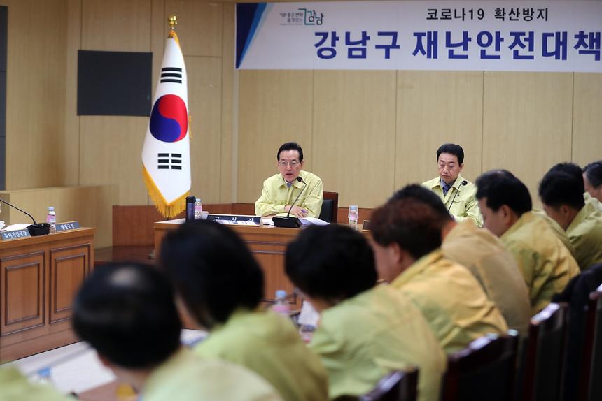 정순균 “선제적 대응으로 지역사회 감염 확산 최소화해야”   정순균 강남구청장은 19일 코로나19의 감염 경로를 확인할 수 없는 환자가 잇따라 나오면서 지역사회 감염에 대한 우려가 나오고 있는 것과 관련, “빈틈없는 선제적 대응으로 지역주민에 대한 관리를 철저히 해야 한다”고 강조했다.  정 구청장은 이날 오전 본청 큰회의실에서 구 간부들과 가진 재난안전대책회의에서 “지금까지의 대응체계가 외부 방문객을 차단하는 것에 주력했다면, 이제는 내국인 및 지역 주민들에 대한 관리로 지역사회 확산을 최소화해야 한다”며 이같이 말했다.   이어 “우리의 1차 목표는 신속한 대응을 통해 지역주민 확진자가 없도록 하는 것이고, 2차 목표는 만약 주민이나 방문객 확진자가 발생했을 경우 지역사회 감염 확산을 최소화하는 것”이라며 관내 자가격리 대상자와 능동감시자에 대한 보다 체계적인 관리를 요청했다.   또 어린이집, 노인요양시설, 병원, 산후조리원 등 취약계층이 이용하는 다중이용시설에 대해 현장점검을 재차 주문하고 숙박업소와 식당 등을 대상으로 예방수칙을 철저히 지킬 수 있도록 집중 홍보를 지시했다.   이와 함께 주민들의 접촉이 많은 엘리베이터 및 에스컬레이터, 쉼터 등에 방역 소독이 이뤄질 수 있도록 조치해달라고 당부했다.    아울러 정 구청장은 구 간부들에게 “끝까지 긴장의 끈을 놓지 않고 방역에 만전을 기해달라”고 강조했다.    한편, 강남구는 지난 1월 설 연휴기간 중 정순균 구청장을 본부장으로 하는 재난안전대책본부를 꾸리고 질병관리본부·서울시 등 관계기관과 24시간 유기적인 대응체계를 구축해 코로나19 확산 저지에 총력을 기울이고 있다. 이 밖에도 관내 주요시설 방역 실시 및 마스크 착용·예방행동수칙 등을 홍보했으며, 관내 특정업소 상호가 담긴 ‘가짜뉴스’ 작성자 및 유포자를 수사 의뢰하는 등 신속한 대응으로 주목을 받았다. 