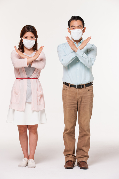 코로나19감염이 의심되는 환자에 대해 의료진은 환자의 해외 여행력과 관계없이 20일 0시부터 검사를 실시해야 한다. 원인불명의 폐렴으로 입원한 환자도 코로나19 검사 대상에 포함된다. 이번 코로나19 대응지침 개정판에 따르면, 감염 의심이 되는 환자는 의료진의 판단에 따라 해외여행력과 관계없이 적극적으로 검사를 받게된다. 현재도 의사가 의심 환자로 분류하면 진단검사를 받을 수 있으나 정부에서 명확한 지침을 제공해 지역사회 감염 사례를 적극적으로 확인하고, 조치하기 위함이다. 지역사회에서 원인불명 폐렴 등으로 의료기관에 입원하는 환자에 대해선 음압병실 또는 1인실에서 코로나19 검사를 적극적으로 시행한다. 아울러 확진자 접촉자 중 증상이 없는 사람이라도 역학조사관이 필요성을 인정한 경우 격리 13일째(총 격리기간 14일) 코로나19 검사를 실시해 '음성' 결과를 확인해야만 격리에서 해제된다. 이외에 홍콩·마카오를 포함한 중국 방문자에 대해 적극적으로 검사를 진행하도록 안내하는 방안도 포함된다. 확진 환자가 발생하지 않은 지자체는 의료기관에서 환자가 발생할 경우를 대비해 지역 내 격리병원 및 시설, 의료인력, 이송수단 등을 실제 활용 가능한 수준으로 준비하는 한편 철저하게 사전 점검을 해야 한다.