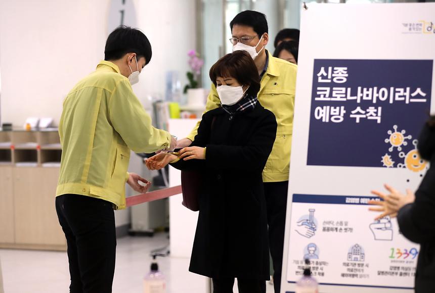  강남구(구청장 정순균)는 24일 코로나19 위기 단계가 ‘심각’으로 격상됨에 따라 직원들의 시차출근 제도를 전면 시행키로 했다.   서울시의 직원 시차출근제 시행에 따라 강남구를 비롯한 25개 자치구는 물론 25개 시 투자·출연기관 등 총 4만2000여명이 참여한다.  정순균 구청장은 이날 오전 정례간부회의에서 “지금 같은 비상상황에는 서울시 방침에 협조하는 것이 도리”라며 코로나19 방역 관련 인력과 부서별 필수인력을 제외하고 오전 10시 출근, 오후 7시 퇴근할 것을 지시했다.    정 구청장은 “강남구 직원들은 57만 구민들의 건강을 책임져야 하는 책무를 지니고 있다”면서 “코로나19 확진자가 언제든 발생할 수 있다는 위기감을 갖고, 능동적인 자세로 이번 사태에 임해달라”고 강조했다.   또 정 구청장은 구 간부들에게 “업무 소홀 등으로 코로나19 사전 예방이 실패하거나 감염이 확산되는 일이 없도록 철저하게 대비해달라”면서 “지역경제 활성화 대책 등 주민들에게 도움이 될 수 있는 방안들을 강구해 달라”고 주문했다.    한편, 구는 감염 확산을 방지하기 위해 본청과 동, 산하 공단 및 재단에 출입하는 전 직원과 주민들의 체온측정은 물론 마스크를 필수 착용하도록 권고하고 있다. 또 당분간 해당 기관의 출입구를 일원화하고 손 세정제, 비접촉식 체온계 등을 비치하기로 했다.    