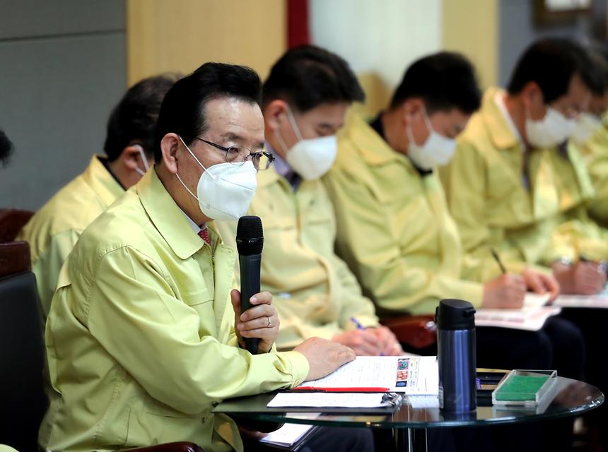  강남구(구청장 정순균)는 24일 코로나19 위기 단계가 ‘심각’으로 격상됨에 따라 직원들의 시차출근 제도를 전면 시행키로 했다.   서울시의 직원 시차출근제 시행에 따라 강남구를 비롯한 25개 자치구는 물론 25개 시 투자·출연기관 등 총 4만2000여명이 참여한다.  정순균 구청장은 이날 오전 정례간부회의에서 “지금 같은 비상상황에는 서울시 방침에 협조하는 것이 도리”라며 코로나19 방역 관련 인력과 부서별 필수인력을 제외하고 오전 10시 출근, 오후 7시 퇴근할 것을 지시했다.    정 구청장은 “강남구 직원들은 57만 구민들의 건강을 책임져야 하는 책무를 지니고 있다”면서 “코로나19 확진자가 언제든 발생할 수 있다는 위기감을 갖고, 능동적인 자세로 이번 사태에 임해달라”고 강조했다.   또 정 구청장은 구 간부들에게 “업무 소홀 등으로 코로나19 사전 예방이 실패하거나 감염이 확산되는 일이 없도록 철저하게 대비해달라”면서 “지역경제 활성화 대책 등 주민들에게 도움이 될 수 있는 방안들을 강구해 달라”고 주문했다.    한편, 구는 감염 확산을 방지하기 위해 본청과 동, 산하 공단 및 재단에 출입하는 전 직원과 주민들의 체온측정은 물론 마스크를 필수 착용하도록 권고하고 있다. 또 당분간 해당 기관의 출입구를 일원화하고 손 세정제, 비접촉식 체온계 등을 비치하기로 했다.    