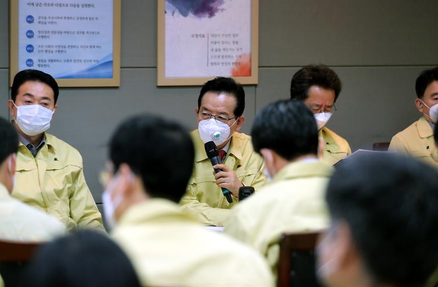 강남구는 코로나19 확산을 막기 위해 24일 정순균 구청장 주재로 ‘긴급 정례간부 회의’를 진행했다. 이날 정구청장은 “코로나19 경계 단계에서 심각으로 격상된 상황인 만큼 다중이 모이는 행사 자제를 권고하고, 식품접객업소와 종교시설에 방역소독 및 예방 활동을 지속적으로 추진해달라”고 당부했다.