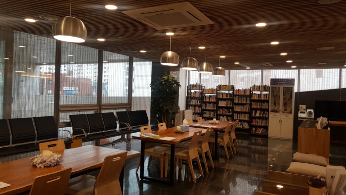 도곡1동주민센터가 “책 읽는 강남” 분위기를 조성하기 위해 주민센터 내 생활밀착형 북카페를 운영한다.