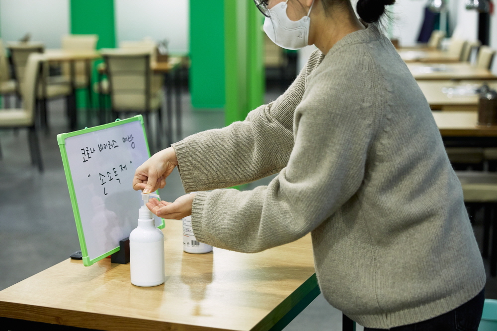 손소독제? 손세정제? 차이점을 아시나요 손소독제는 의약외품입니다. 의약외품이란? 의약품과 일반 화장품의 중간 단계에 있는 제품을 가리키는 말로 대표적으로 치약이 이 유형에 속합니다. 손소독제는 피부 살균이 목적으로, 액체나 젤 상태여서 물 없이 사용할 수 있습니다. 반면, 손세정제는 화장품입니다! 물비누 형태인 손세정제는 물로 손을 씻는 데 사용하는 세정 제품입니다. 제품 자체에 살균력이 있다기보다는 손을 씻는 과정에서 세균이 제거되는 것입니다. 사용 시 주의사항 성분을 확인하고 사용하세요! 알코올 농도가 높으면 피부를 건조하게 합니다. 피부가 건조하다면 글리세린 등 보습 성분이 강조된 제품을 선택하세요. 반드시!눈, 구강, 점막과 같은 부위에 직접 닿지 않도록 주의하세요. 피부가 민감한 유아동은 소량만 써야 합니다. 출처. 식품의약품안전처