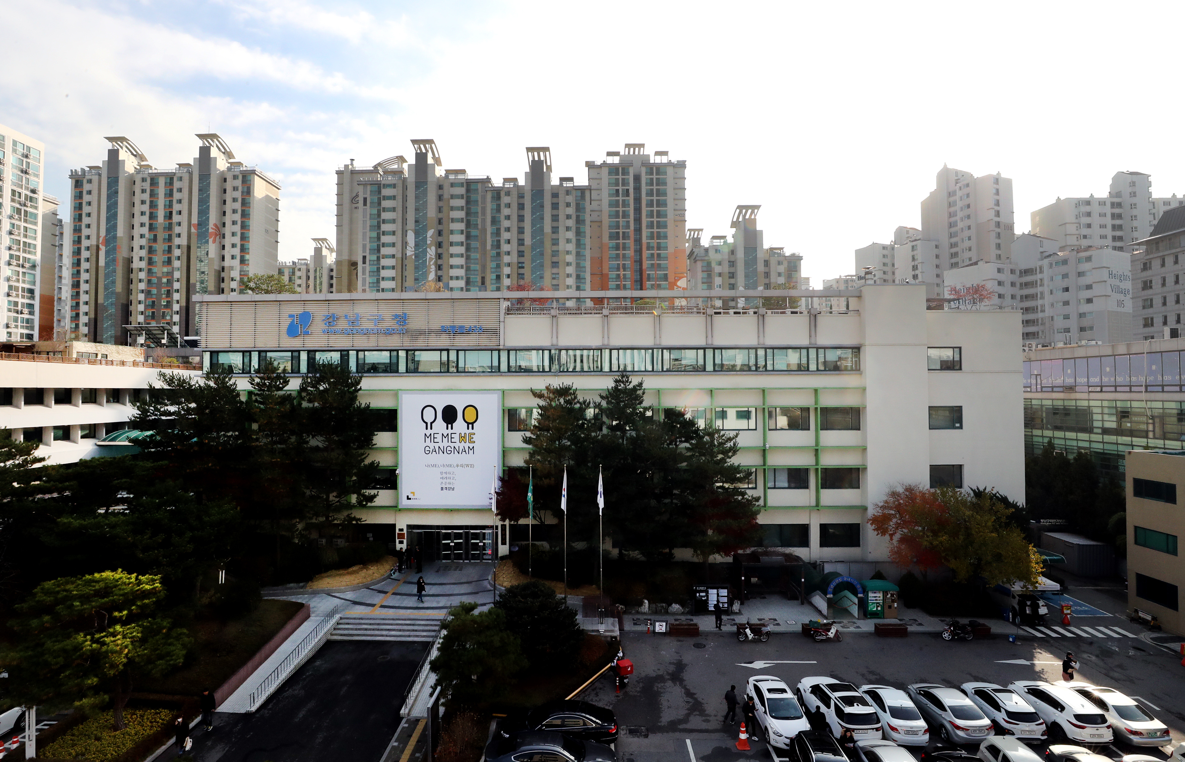  강남구(구청장 정순균)가 지난 12일 국토교통부 주관 ‘비주택 거주자 주거 상향 지원 공모사업’에 선정돼 고시원 등 열악한 주거환경의 주민이 공공임대주택으로 이주해 정착하도록 지원한다.   구는 이 사업을 통해 관내 고시원 426개소 등 공공임대주택 신청률이 높았던 지역을 중심으로 상담을 통해 임대주택 이주 수요를 발굴하고 이주를 절차를 돕는다.  또 비주택 거주자를 위한 상담센터와 임시 거처를 운영하고, 임대주택을 물색해 입주를 위한 실질적인 도움을 줄 예정이다.   이번 국토부 주거상향 지원사업에는 전국 11개 광역·기초지자체가 선정되었으며 강남구는 양천구, 경기도 수원시, 광명시, 인천 미추홀구, 전주시, 부산 남구 등과 함께 기초관리형에 선정됐다.