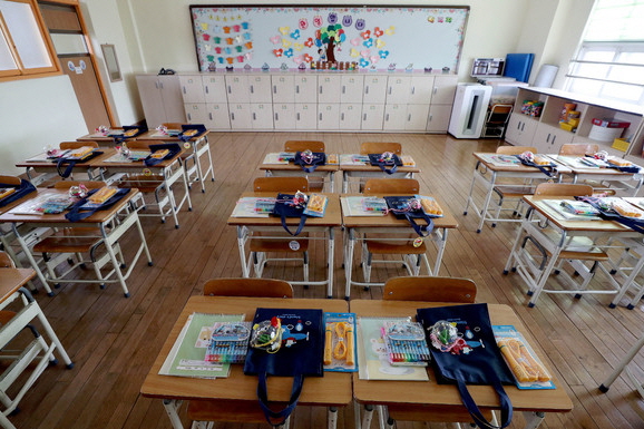 유치원과 초·중·고교 개학이 4월6일로 2주간 추가 연기된 17일 오후 서울 시내의 한 초등학교 1학년 교실 책상에 신입생을 위한 선물이 놓인 채 텅 비어 있다. 