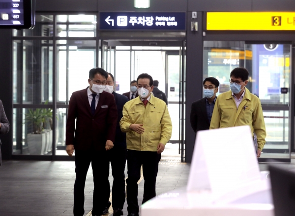 정순균 구청장이 수서역 SRT 고속철도에 방문해 운영 현장을 둘러보고 있다.