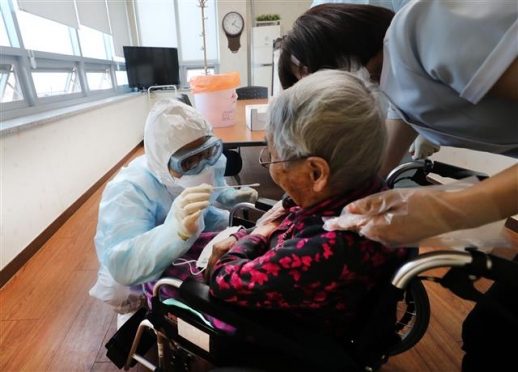 강남구보건소 관계자들이 지난 19일 관내 요양시설을 찾아 한 어르신에게서 코로나19 검사를 위한 검체를 채취하고 있다. 강남구 제공  