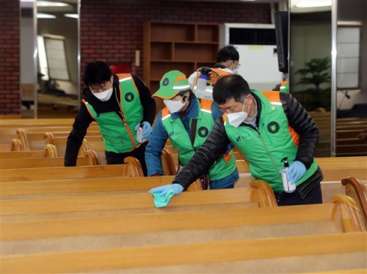 서울 강남구는 지난 1월 20일 국내에서 첫 코로나19 확진환자가 나오자 지역 사회 확산을 막기 위해 전방위적으로 선제 조치를 취했다. 
