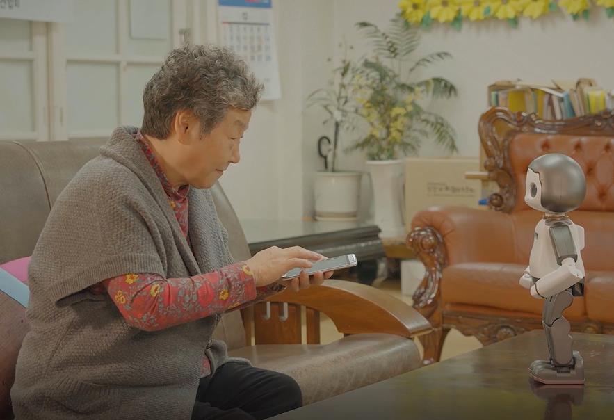 10억원 규모 산업부 공모사업 선정 … 장·노년층 대상 로봇이 디지털기기 활용법 1:1 교육