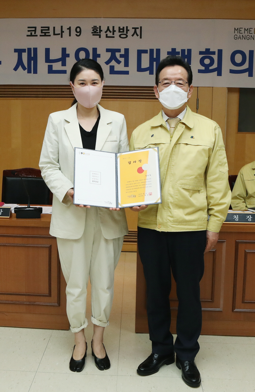 강남구, ‘코로나19 의료진’ 김유진 간호사에 감사장 전달