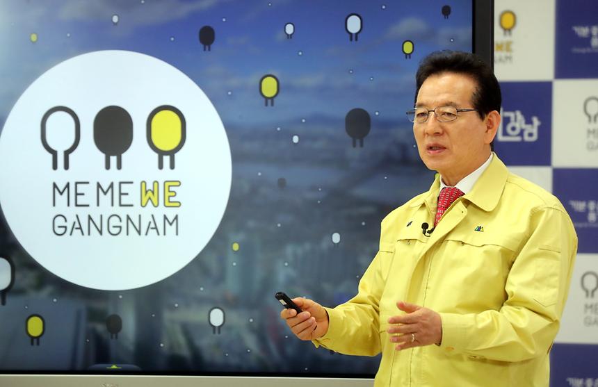정순균 구청장 발표문 강남구청은 11일 경기도 양평군에 사는 36세 남성확진자가 같은 회사 내 이태원 클럽 방문자를 통한 2차 감염자인 것을 밝혀내고, 양평군에 이관조치 했습니다. 또 같은 날 강남구보건소에서 확진판정을 받은 26세 여성도 해당 지자체인 강서구에 통보했습니다. 이태원 클럽 방문 확진자와 같은 회사를 다니는 양평군 남성은 10일 몸살 등으로 검체검사를 실시한 결과 오늘 오전 양성 판정을 받았습니다. 강서구 여성은 그동안 사무실에서 타 지역 확진자 3명과 함께 근무했는데, 지난 9일 목이 건조한 느낌 외 특별한 증상은 없었으나 10일 검체검사를 실시한 결과 오늘 오전 양정 판정을 받았습니다. 강남구는 확진자들이 각각 강남구 역삼동과 신사동 소재 회사에서 근무하고 있으며, 역학조사 결과 대부분의 동선이 강남에서 이뤄진 것을 밝혀내고, 이들의 동선에 따라 방역소독을 실시했습니다. 지난 황금연휴 기간 이태원 클럽 방문자와 타 지역 확진자가 지난 4~5일 다녀간 신논현역 3번 출구 옆 ‘블랙수면방’을 방문한 분들은 가능한 빠른 시일 내 강남구보건소를 찾아 검체검사를 받아주시길 바랍니다. 구민 여러분께서는 일상생활 속에서 무엇보다 2m 거리두기와 마스크 쓰기, 손 씻기를 잘 해주시길 바랍니다. 저희 강남구 전 직원은 구민 여러분의 건강안전을 지켜드리기 위해 마지막 순간까지 최선을 다하겠습니다. 감사합니다. 강남구 재난안전대책본부장 정순균
