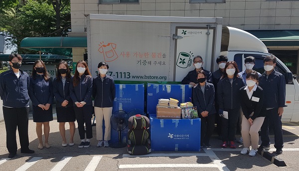 도로교통공단 강남운전면허시험장(단장 라신희)에서 지난 13일 직원들이 모은 물품을 ‘아름다운가게(강남구청역점)’에 기부했다. 서울 강남운전면허 시험장은 재사용품 기부를 통한 사회공헌 선순환에 기여하기 위해 지난해에 이어 올해에도 직원들의 기부 물품을 모았다. 한 달여 동안 모은 물품은 의류ㆍ잡화ㆍ도서 등 무려 700점을 아름다운가게 물품 수송차량을 통해 모두 전달했다. 라신희 단장은 “직원들의 적극적인 참여로 많은 기증품이 모였다”며 “앞으로도 다양한 형태로 지역 내 사회공헌활동을 펼치겠다”고 밝혔다. 한편 강남운전면허시험장에서는 지난해 아름다운가게 강남구청역점과 업무협약을 맺고, 두 차례 직원들의 물품을 기부한 바 있다.