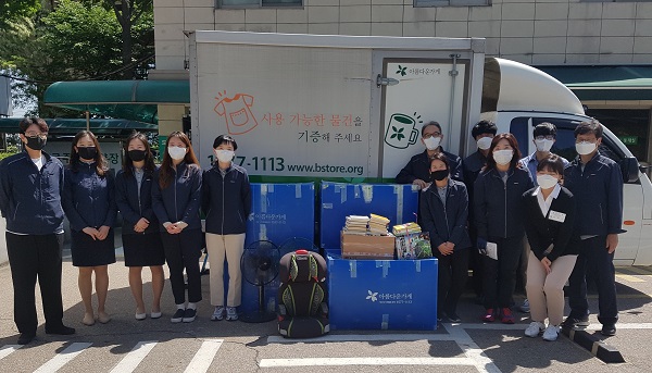 도로교통공단 강남운전면허시험장(단장 라신희)에서 지난 13일 직원들이 모은 물품을 ‘아름다운가게(강남구청역점)’에 기부했다.  서울 강남운전면허 시험장은 재사용품 기부를 통한 사회공헌 선순환에 기여하기 위해 지난해에 이어 올해에도 직원들의 기부 물품을 모았다.  한 달여 동안 모은 물품은 의류ㆍ잡화ㆍ도서 등 무려 700점을 아름다운가게 물품 수송차량을 통해 모두 전달했다.  라신희 단장은 “직원들의 적극적인 참여로 많은 기증품이 모였다”며 “앞으로도 다양한 형태로 지역 내 사회공헌활동을 펼치겠다”고 밝혔다.  한편 강남운전면허시험장에서는 지난해 아름다운가게 강남구청역점과 업무협약을 맺고, 두 차례 직원들의 물품을 기부한 바 있다.