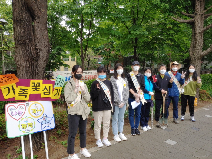 도곡1동 마을공동체 ‘도곡행복마을’이 지난 달 30, 31일 양일간 마을 꽃 심기 활동을 펼쳤다.